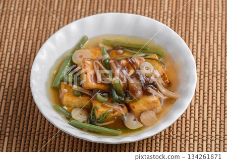 香煎豆腐配野菜和濃稠醬汁 134261871