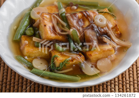 香煎豆腐配野菜和濃稠醬汁 134261872