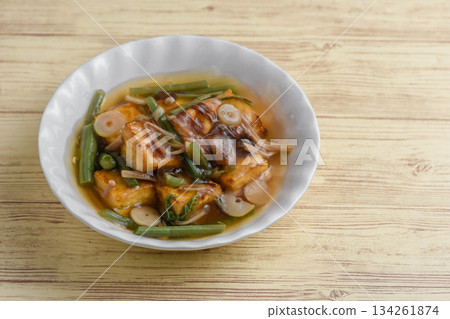 香煎豆腐配野菜和濃稠醬汁 134261874