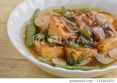 Deep-fried tofu with wild vegetables in a thick sauce Deep-fried tofu with wild vegetables in a thick sauce 134261875