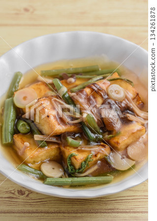 香煎豆腐配野菜和濃稠醬汁 134261878