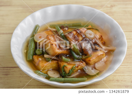 香煎豆腐配野菜和濃稠醬汁 134261879