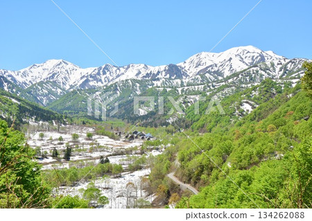 Early spring fresh greenery in Uonuma City, Niigata Prefecture, Okutadami Ginzandai Onsen, Shirogane no Yu, and the remaining snow on the Arasawa Mountains 134262088