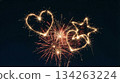 夜空中閃耀著心形和星形的煙火 134263224