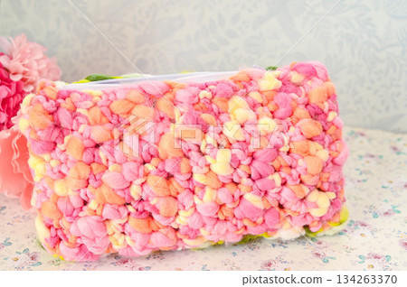 蓬鬆的手工編織小袋 134263370