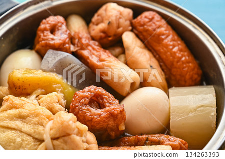 關東煮:一道經典的冬季菜餚 關東煮:一道經典的冬季菜餚 134263393