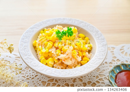 用大量玉米煮的米飯 用大量玉米煮的米飯 134263406