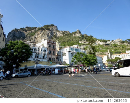 義大利南部索倫託港充滿活力的城市景觀，綿延於懸崖之上。適用於商業、廣告和設計用途。 134263633