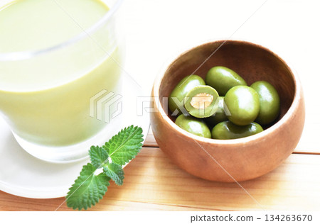 Matcha almond chocolate close-up 134263670