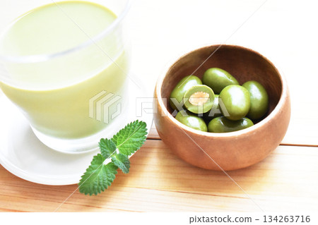 Matcha almond chocolate close-up 134263716