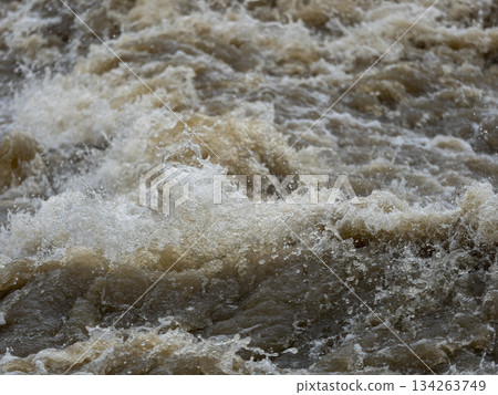 渾濁的河水流淌的景象 渾濁的河水流淌的景象 134263749