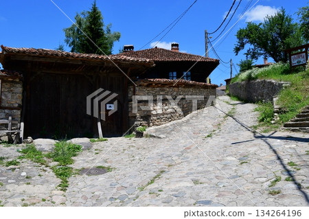 歐洲30個美麗村莊，保加利亞科普里夫什蒂察，傳統房屋，鵝卵石路，石牆，街景 134264196