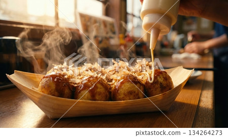 The delicious moment when mayonnaise is poured onto takoyaki on a boat-shaped plate 134264273