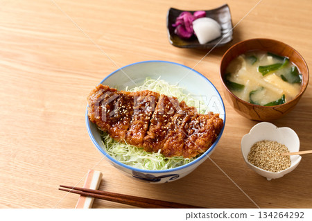 Source cutlet bowl 134264292