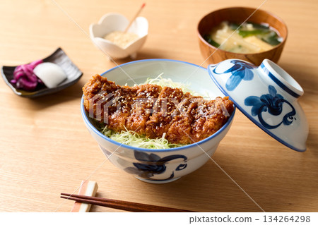 Source cutlet bowl 134264298