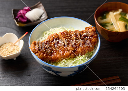 Source cutlet bowl 134264303