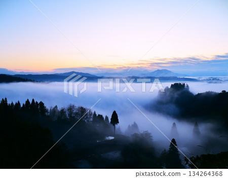 山越梯田、雲海、日出、越後三山、黎明 山越梯田、雲海、日出、越後三山、黎明 134264368