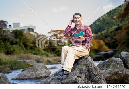一名男子在河岸邊放鬆休息。 134264392