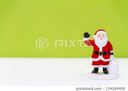 聖誕老人的形象站在明亮的黃綠色背景上,聖誕圖片 聖誕老人的形象站在明亮的黃綠色背景上,聖誕圖片 134264409