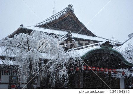Snow-covered Gion Kaburenjo Theater Snow-covered Gion Kaburenjo Theater 134264525