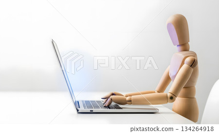 一個正在筆記型電腦前工作的繪圖娃娃的側面像 一個正在筆記型電腦前工作的繪圖娃娃的側面像 134264918