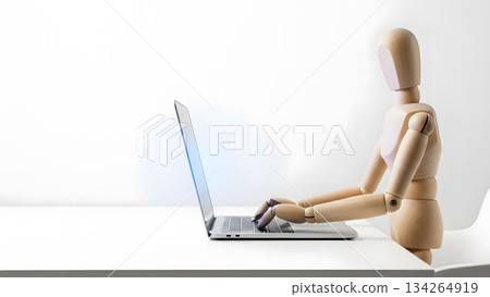 一個正在筆記型電腦前工作的繪圖娃娃的側面像 一個正在筆記型電腦前工作的繪圖娃娃的側面像 134264919