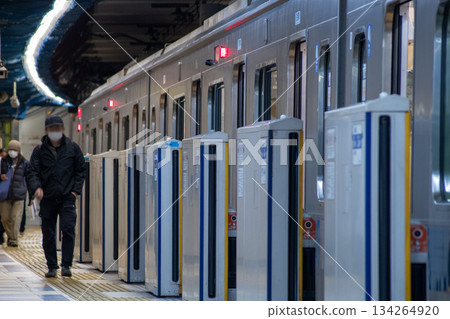 捷運月台門 134264920