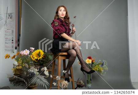 坐在椅子上的年輕女子 坐在椅子上的年輕女子 134265074