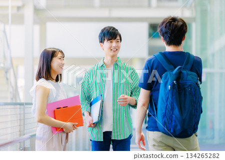 Male and female university students, vocational students, campus 134265282