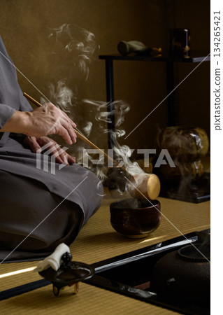 壁爐開幕當天，濃茶冒出的蒸氣裊裊升起。 134265421