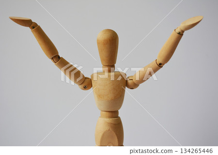 畫一個雙手舉起的玩偶 畫一個雙手舉起的玩偶 134265446