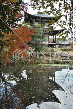 Autumn at Kanshuji Temple: Kannon Hall and Himuro Pond (Yamashina Ward, Kyoto City) Autumn at Kanshuji Temple: Kannon Hall and Himuro Pond (Yamashina Ward, Kyoto City) 134265519