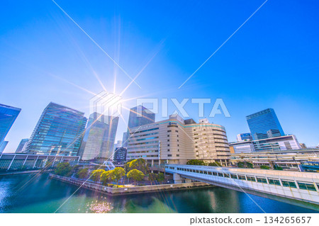 日本橫濱市景,俯瞰橫濱站東側的橫濱綜合百貨商店。 JR橫濱塔在右側背景…一線希望。 (12月7日) 日本橫濱市景,俯瞰橫濱站東側的橫濱綜合百貨商店。 JR橫濱塔在右側背景…一線希望。 (12月7日) 134265657