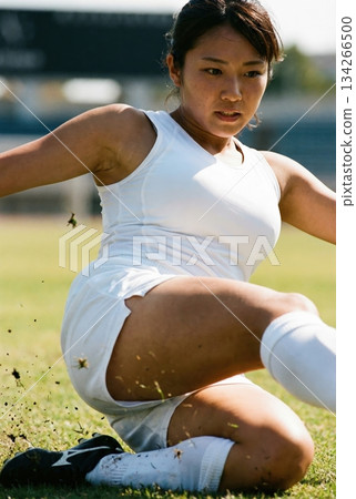 一名女足球員凶狠地滑鏟斷球。 134266500