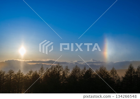 冬日里,霧峰上空閃耀著彩虹色的鑽石粉幻日。 冬日里,霧峰上空閃耀著彩虹色的鑽石粉幻日。 134266548