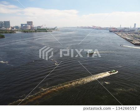 The sea of Odaiba and ships passing by 134266557