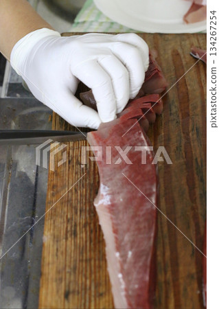 A man filleting a yellowtail 134267254