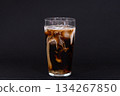 牛奶加入冰咖啡中 134267850
