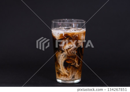 牛奶加入冰咖啡中 134267851