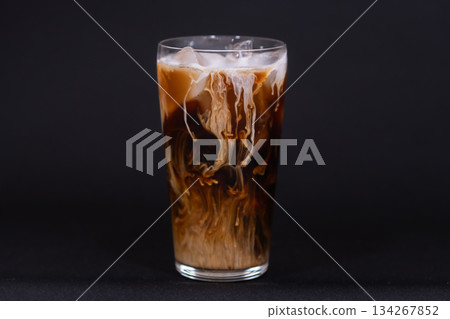 牛奶加入冰咖啡中 134267852