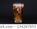 牛奶加入冰咖啡中 134267853