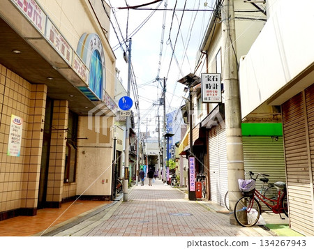 這是大阪市住吉區Waiwai路的景色，這條商業街從南海鐵道住吉大社站通往小濱站。 134267943
