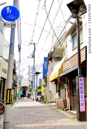 這是大阪市住吉區Waiwai路的景色,這條商業街從南海鐵道住吉大社站通往小濱站。 這是大阪市住吉區Waiwai路的景色,這條商業街從南海鐵道住吉大社站通往小濱站。 134267944
