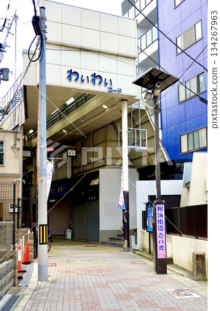 A view of Waiwai Road, a shopping street leading from Sumiyoshi-taisha Station on the Nankai Railway to Konahama Station, Sumiyoshi Ward, Osaka City A view of Waiwai Road, a shopping street leading from Sumiyoshi-taisha Station on the Nankai Railway to Konahama Station, Sumiyoshi Ward, Osaka City 134267963