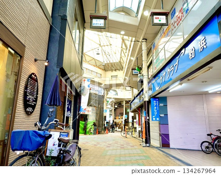 從南海鐵道住吉大社站到大阪市住吉區小濱站,可以看到小濱商店街的景色。 從南海鐵道住吉大社站到大阪市住吉區小濱站,可以看到小濱商店街的景色。 134267964