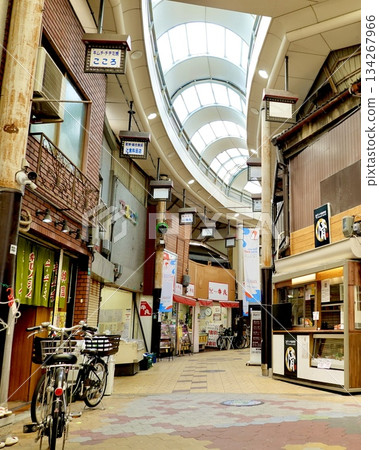A view of the Kohama shopping street leading from Sumiyoshi-taisha Station on the Nankai Railway to Kohama Station in Sumiyoshi Ward, Osaka City 134267966