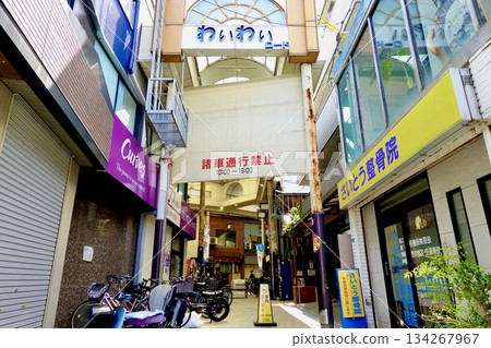 A view of Waiwai Road, a shopping street leading from Sumiyoshi-taisha Station on the Nankai Railway to Konahama Station, Sumiyoshi Ward, Osaka City 134267967