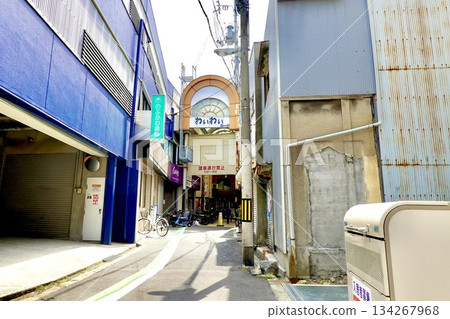 這是大阪市住吉區Waiwai路的景色，這條商業街從南海鐵道住吉大社站通往小濱站。 134267968