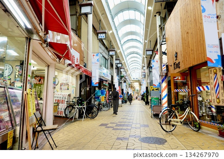 這是大阪市住吉區Waiwai路的景色,這條商業街從南海鐵道住吉大社站通往小濱站。 這是大阪市住吉區Waiwai路的景色,這條商業街從南海鐵道住吉大社站通往小濱站。 134267970