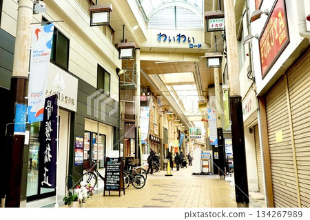 從南海鐵道住吉大社站到小濱站，可欣賞大阪市住吉區小濱商店街和Waiwai路的景色。 134267989